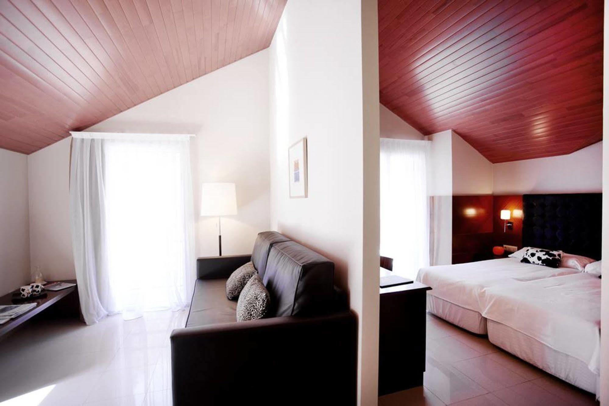 Hotel Mu La Cortinada الغرفة الصورة
