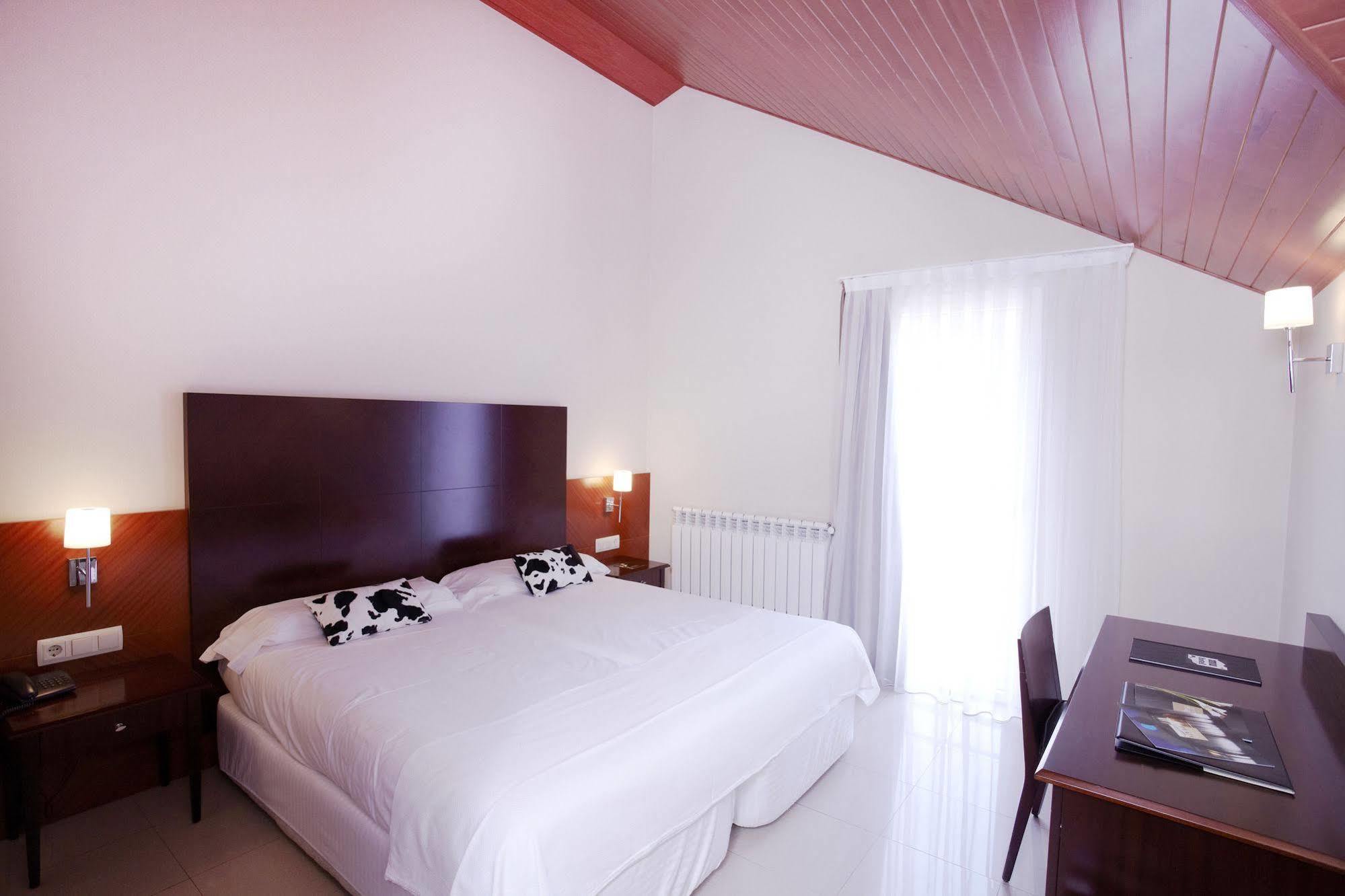 Hotel Mu La Cortinada الغرفة الصورة